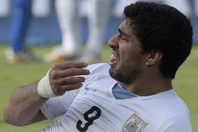 Ekspresi penyerang Uruguay, Luis Suarez, setelah berkontak fisik dengan bek Italia, Giorgio Chiellini, pada laga Grup D Piala DUnia, di Arena Das Dunas, Natal, 24 Juni 2014.