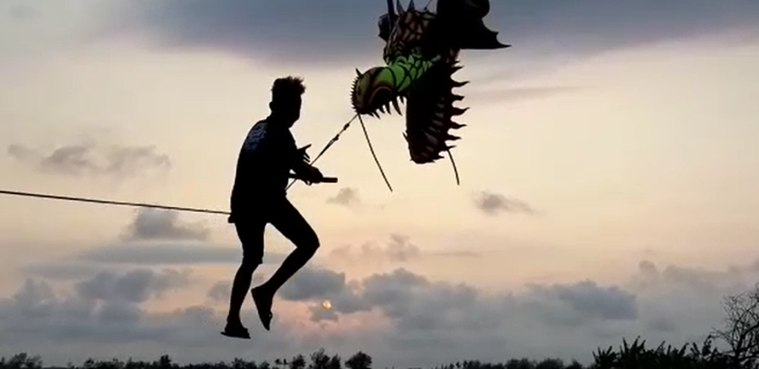 Wisata alternatif di Bantul - Seorang wisatawan sedang menaiki layangan naga raksasa di Kabupaten Bantul, Yogyakarta.