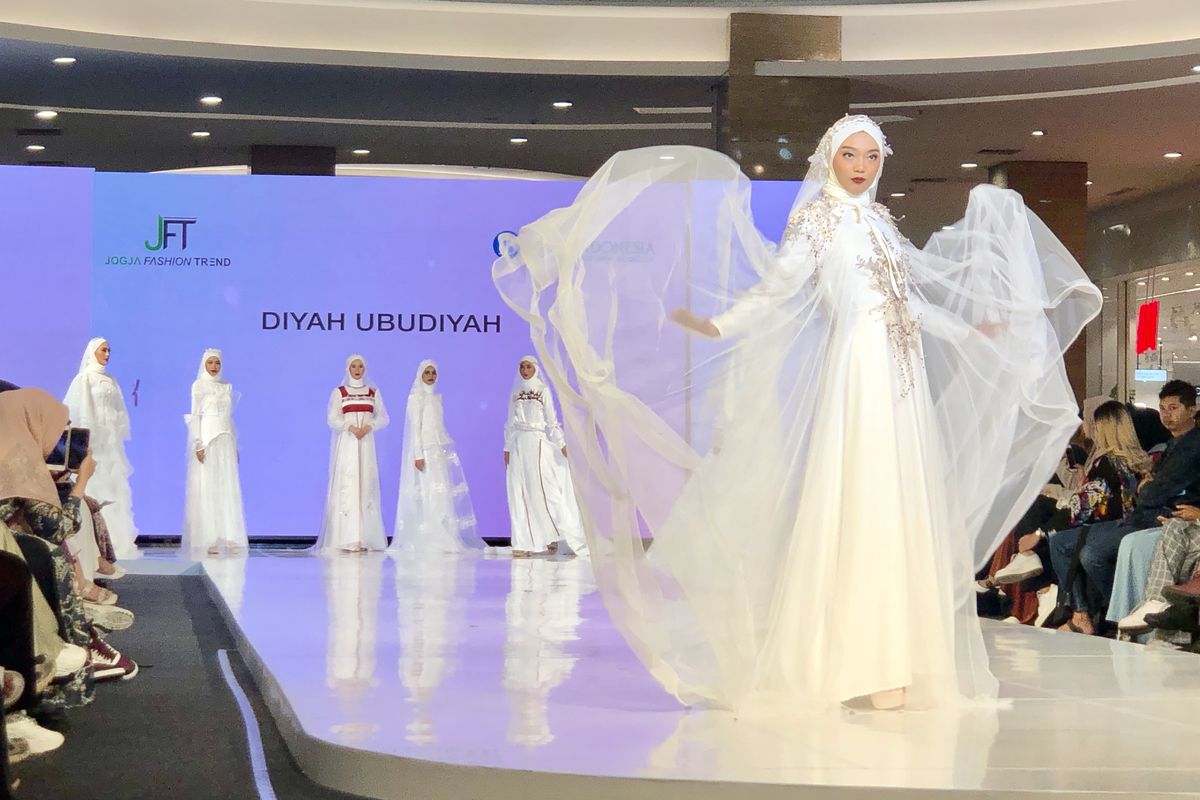 Koleksi busana pengantin Diyah Ubudiyah di Jogja Fashion Trend 2023