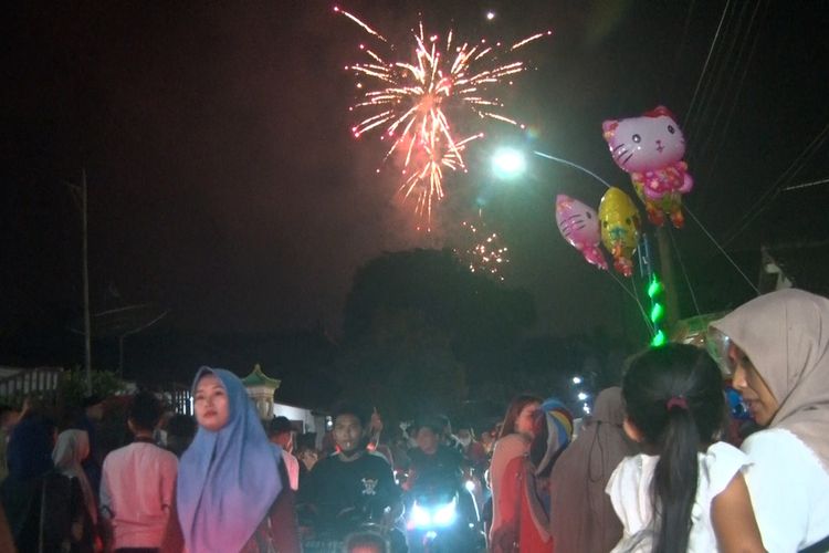 Warga memadati kawasan Desa Sukorame kecamatan Pogalan Trenggalek, untuk menikmati suasana malam lebaran Ketupat, Minggu (08/05/2022).