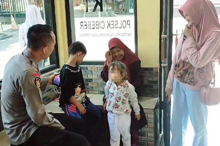 Kepala Polsek Cibeber, Cianjur, Kompol Aca Nana Suryadi sedang menasehati seorang anak (kaos hitam) yang hendak melaporkan ibunya ke polisi kaena tidak diberi uang untuk membeli burung.