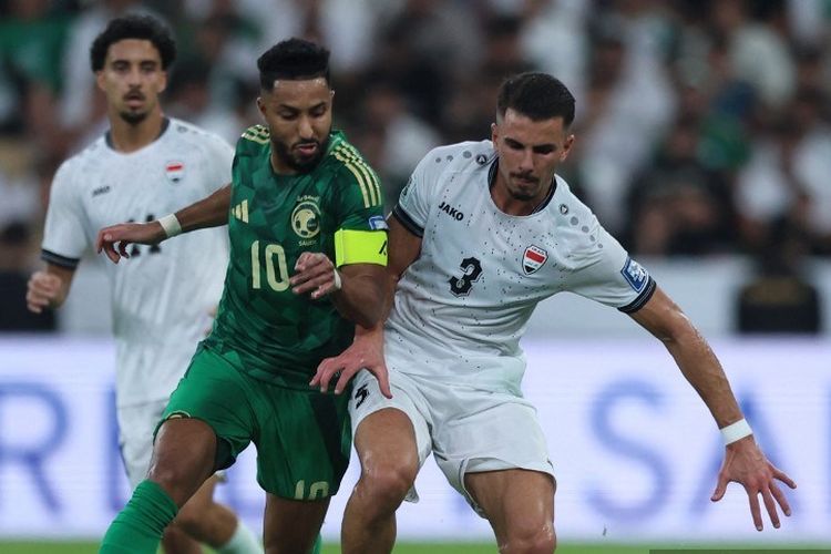 Pemain Arab Saudi #10 Salem al-Dawsari dikawal oleh bek Irak #3 Hussein Ali selama pertandingan sepak bola Kualifikasi Piala Dunia 2026 Zona Asia antara Arab Saudi vs Irak di King Abdullah Sports City di Jeddah pada 14 Oktober 2025.