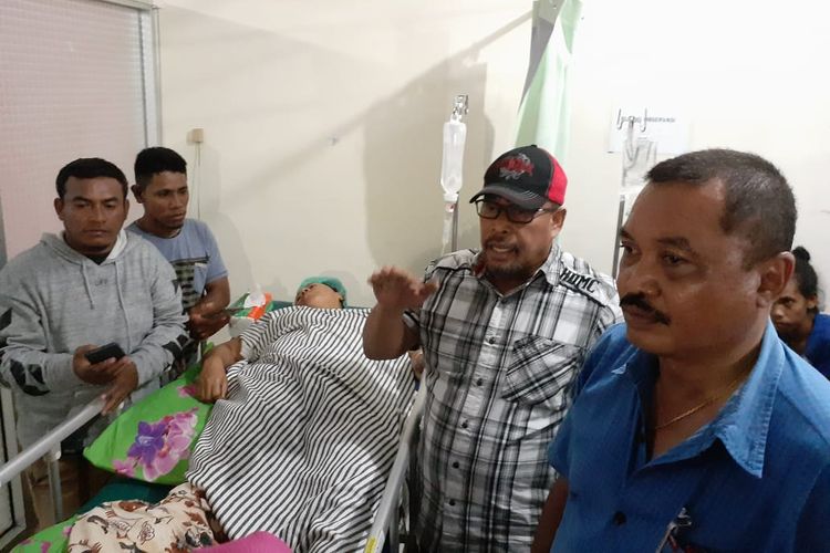 Gubernur Maluku Murad Ismail saat meninjau para pengungsi korban gempa di halaman RSUD dr Haulussy Ambon, Kamis (26/9/2019) malam.