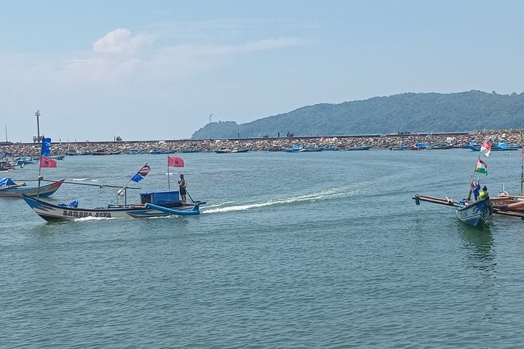 Perahu nelayan berlabuh di Pelabuhan Pendaratan Ikan Cikidang, Pangandaran, Selasa (20/2/2024).