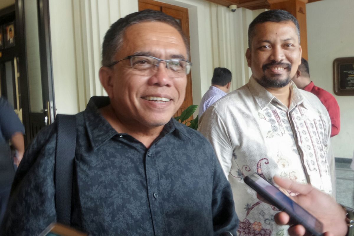 Gubernur terpilih Aceh 2017-2022 Irwandi Yusuf usai bertemu Menko Polhukam Wiranto di Kemenko Polhukam, Jakarta Pusat, Kamis (22/6/2017).