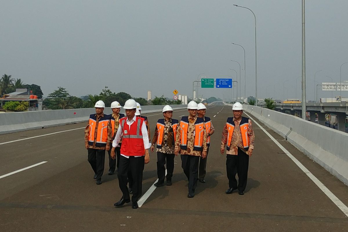 Presiden Joko Widodo meresmikan tol Bekasi-Cawang-Kampung Melayu di Jakarta Timur, Jumat (3/11/2017)