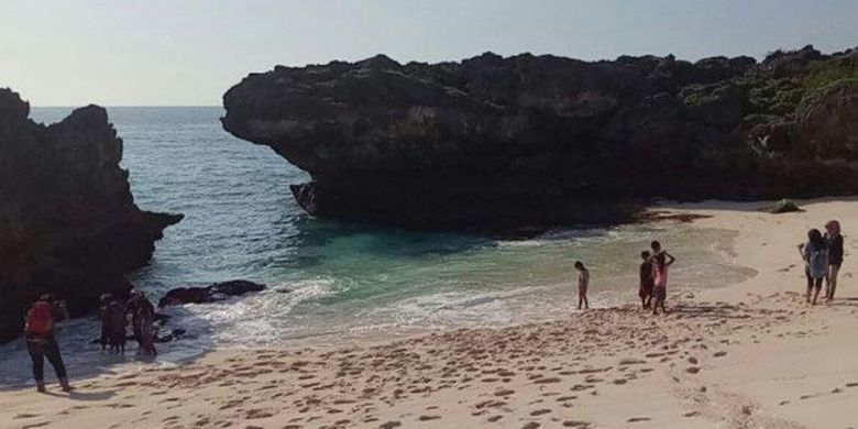 Pantai Mandorak di Kabupaten Sumba Barat Daya, Provinsi Nusa Tenggara Timur