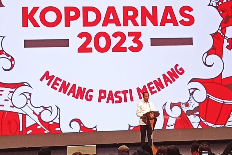Presiden Joko Widodo memberikan sambutan pada perayaan hari ulang tahun (HUT) ke-8 Partai Solidaritas Indonesia (PSI) di Jakarta Theater, Jakarta Pusat, Selasa (31/1/2023).
