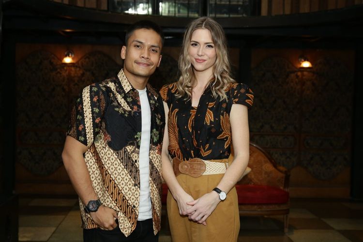 Artis peran Randy Pangalila bersama sang istri, Chelsey Frank di acara fashion show TerIkat Romansa di kawasan Gunawarman, Jakarta Selatan, Rabu (18/12/2019).