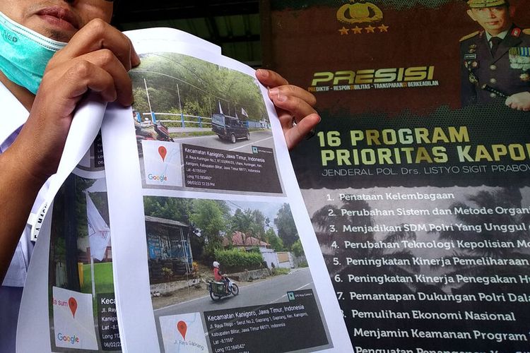 Wakil Ketua DPC Partai Gerindra Kabupaten Blitar Wasis Kunto Atmojo menunjukkan foto bendera Partai Gerindra yang dirusak orang tak dikenal di sejumlah titik di Kabupaten Blitar, Senin (7/2/2022)