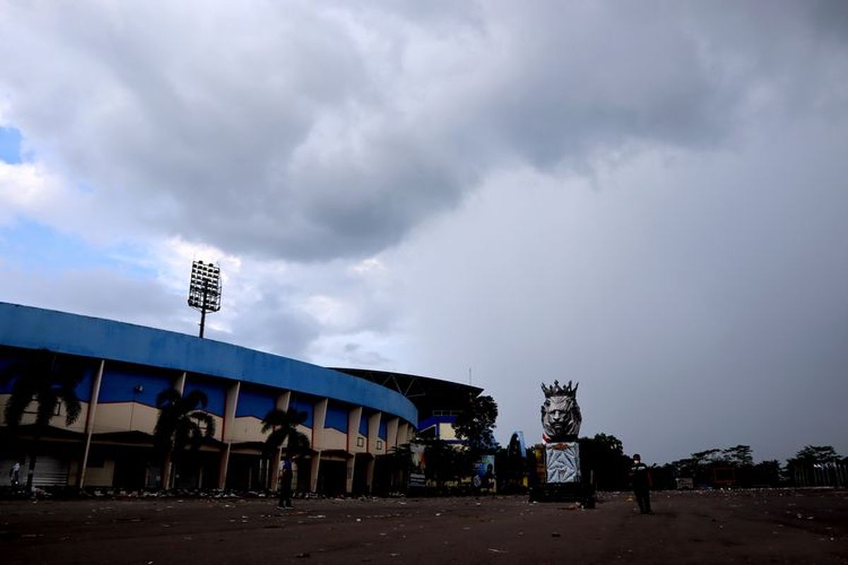 Hari pertama kondisi halaman stadion pasca Tragedi Kanjuruhan yang terjadi pada pekan ke-11 Liga 1 2022-2023 seusai pertandingan bertajuk Derbi Jawa Timur, Arema FC melawan Persebaya Surabaya di Stadion Kanjuruhan Kepanjen, Kabupaten Malang, Minggu (2/10/2022) siang.