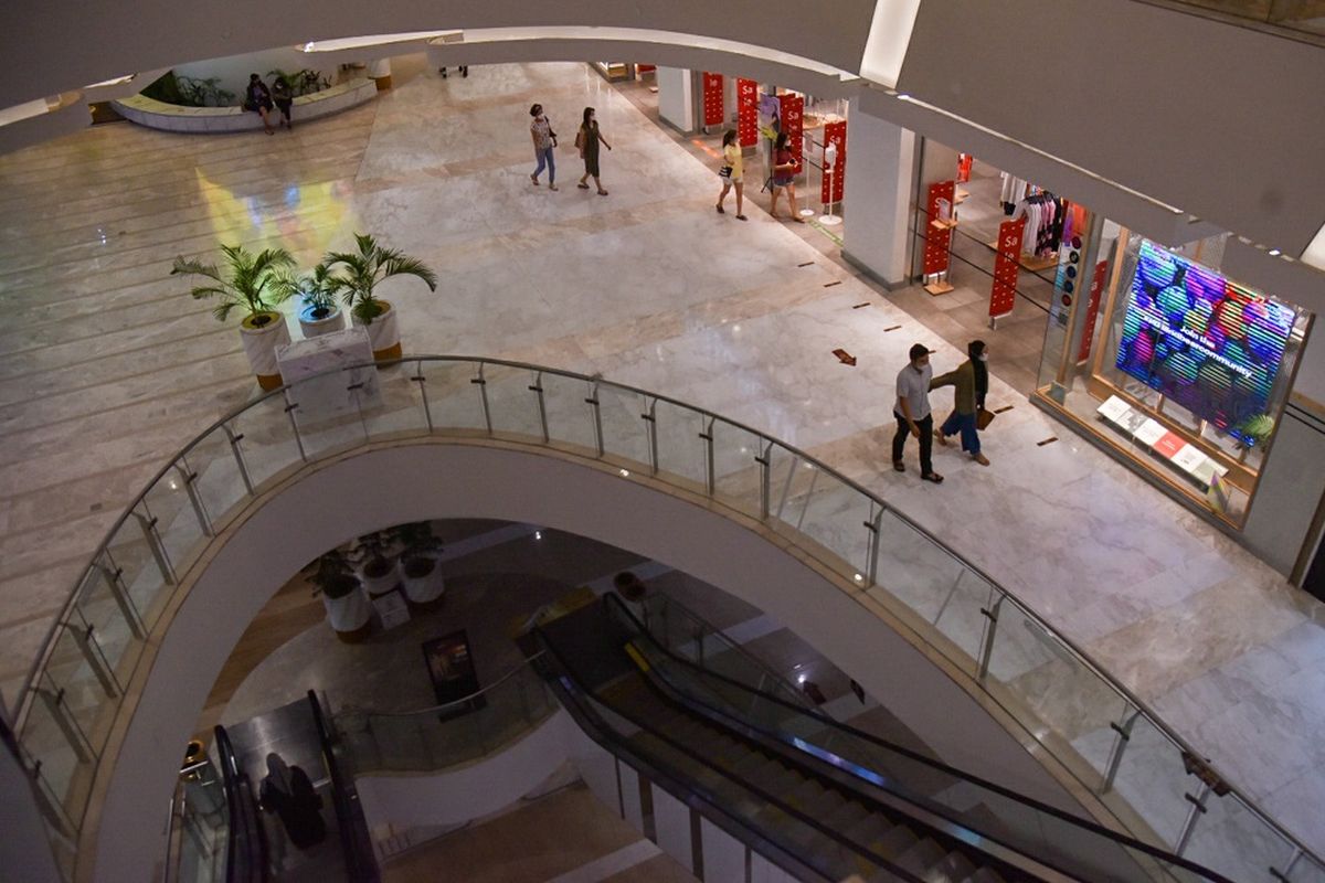 Warga mengunjungi pusat perbelanjaan Deli Park Mall di Medan, Sumatera Utara, Selasa (24/8/2021). Pusat perbelanjaan di Kota Medan kembali dibuka setelah sebelumnya ditutup akibat adanya Pemberlakuan Pembatasan Kegiatan Masyarakat (PPKM) level 4 di daerah tersebut. ANTARA FOTO/Fransisco Carolio/Lmo/wsj.
