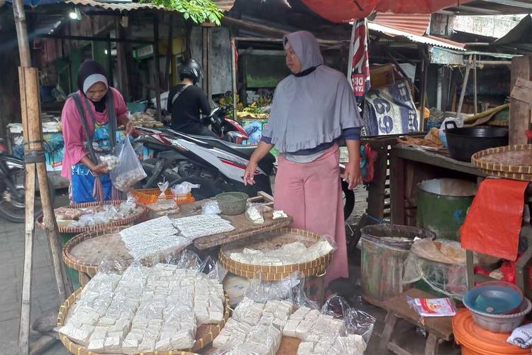 Penjual tempe di Pasar Karangayu Semarang. Kamis (6/10/2022)