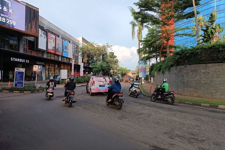 Potret aspal yang rusak di Jalan Wahid Hasyim, Pondok Jaya, Pondok Aren, Kota Tangerang Selatan, Banten. Foto diambil pada Senin (2/1/2023). 