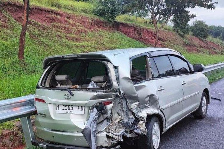 Kondisi kendaraan yang terlibat kecelakaan beruntun di Ruas Jalan tol Cipali KM 79, Kecamatan Campaka, Kabupaten Purwakarta, Senin (15/4/2024) pagi. Kecelakaan itu mengakibatkan satu orang tewas. 
