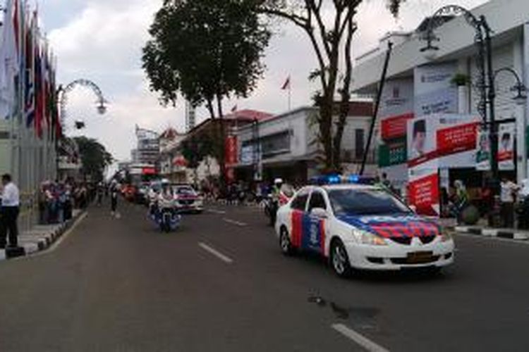 Prosesi Gladi bersih persiapan konferensi Asia Afrika (KAA) ke - 60 di Bandung, Jawa Barat, Rabu, (22/4/2015). Sejumlah motor gede dan mobil patroli mengawal bus - bus yang nantinya mengangkut para delegasi KAA.