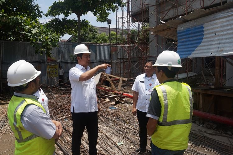 Wali Kota Semarang Hendrar Prihadi meninjau pembangunan gedung ICU di RSUD Wongsonegoro di Kota Semarang, Kamis (5/10/2017). Gedung terpadu itu salah satunya diperuntukkan untuk menampung pasien dari kalangan tidak mampu.