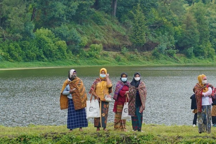  Para wanita di Desa Wisata Ranupani, Kecamatan Senduro, Kabupaten Lumajang, Jawa Timur (Jatim).