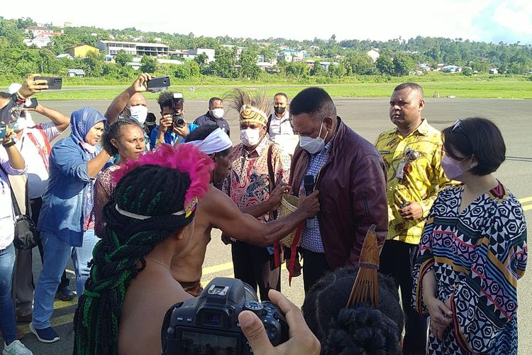 Prosesi adat dari suku di Fakfak Papua Barat menyambut Penjabat Gubernur Papua Barat Kamis (19/5/2022)