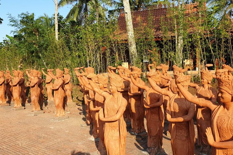 Barisan patung penari Gandrung di Taman Gandrung Terakota