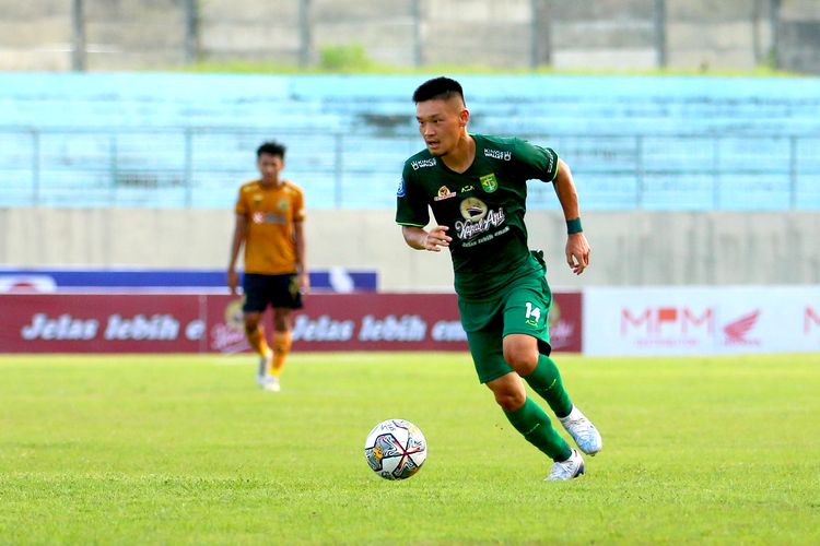Pemain Persebaya Surabaya Sho Yamamoto saat pertandingan pekan ke-20 Liga 1 2022-2023 melawan Bhayangkara FC yang berakhir dengan skor 2-1 di Stadion Gelora Joko Samudro Gresik, Senin (23/1/2023) sore.