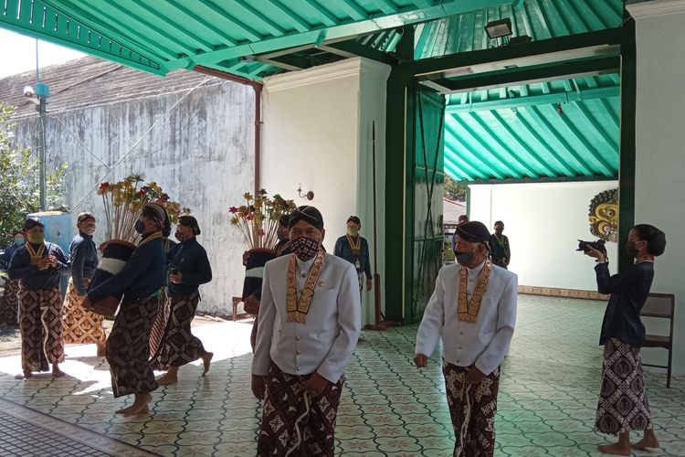 Abdi Dalem saat akan membagikan uba rampe di beberapa lokasi kepatihan dan puro pakualaman