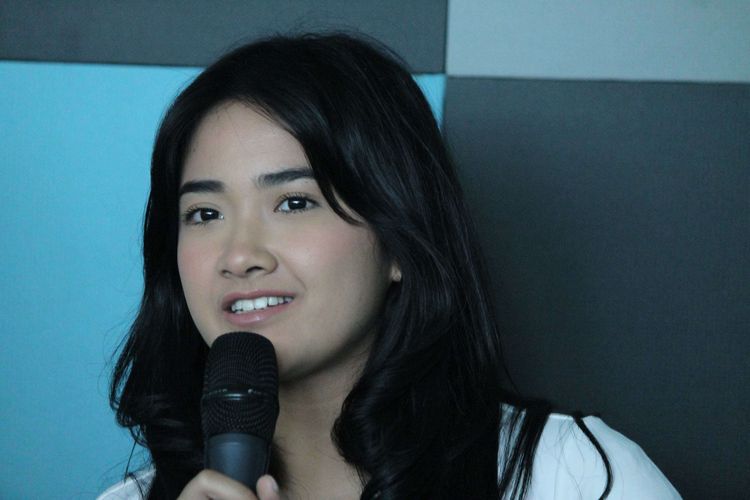 Nadya Arina menghadiri press conference film ''Seperti Hujan yang Jatuh ke Bumi'' di SCTV Tower, Jakarta Pusat, Jum'at (13/3/2020). Film ini merupakan adaptasi dari novel best seller karya Boy Candra yang akan tayang tahun ini.