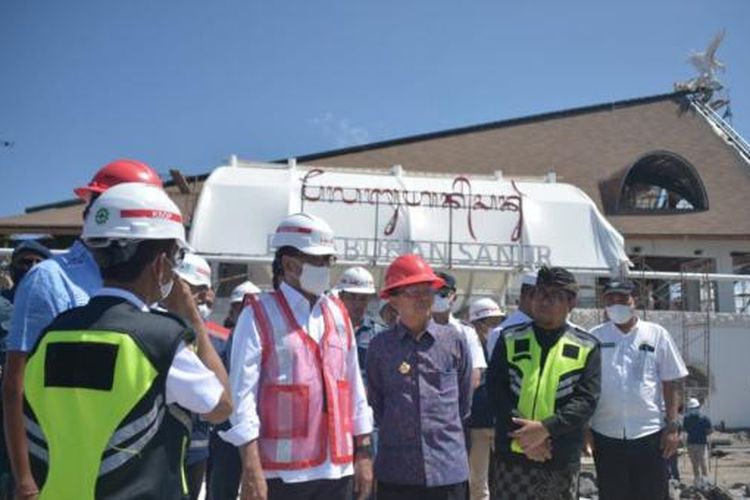 Menhub Budi Karya Sumadi saat meninjau progres pembangunan Pelabuhan Sanur di Bali, Rabu (27/07/2022).