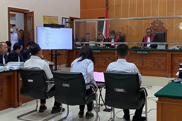 Tiga terdakwa kasus peredaran narkotika jenis sabu, AKBP Dody Prawiranegara, Linda Pujiastuti, dan Kompol Kasranto hadir dalam sidang di PN Jakarta Barat, Rabu (8/3/2023). 