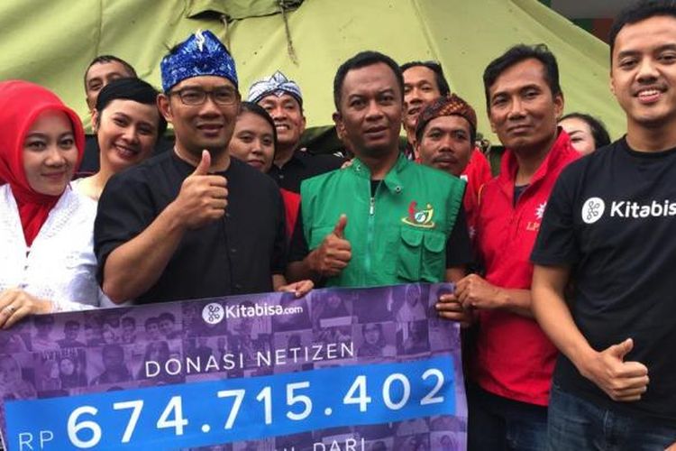 Ridwan Kamil bersama Alfatih Timur (CEO Kitabisa.com) menyerahkan donasi untuk korban Banjir Garut