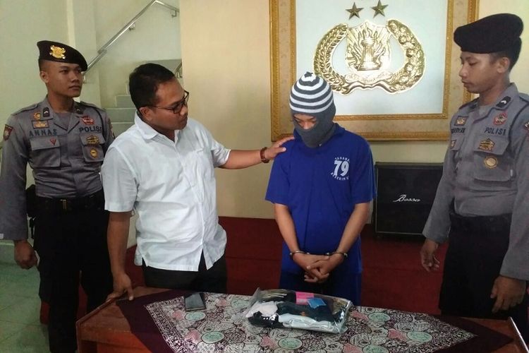 Kasatreskrim Polres Pekalongan, Jawa Tengah, AKP Agung Ariyanto, menginterogasi Rahmat (19) pemuda yang membawa lari siswi SMP selama tiga hari di Mapolres Pekalongan.