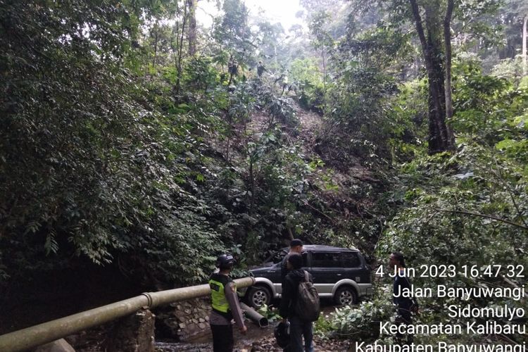 Mobil terjatuh ke jurang di jalur Gumitir Desa Sidomulyo Kabupaten Jember 