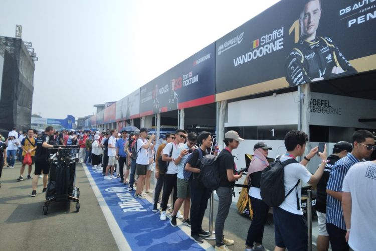 Salah satu sesi yang paling ditunggu penggemar balapan ialah sesi berjalan di pit lane atau di depan paddock tim balap. Sebab di sesi ini pengunjung bisa melihat lebih dekat mobil balap.