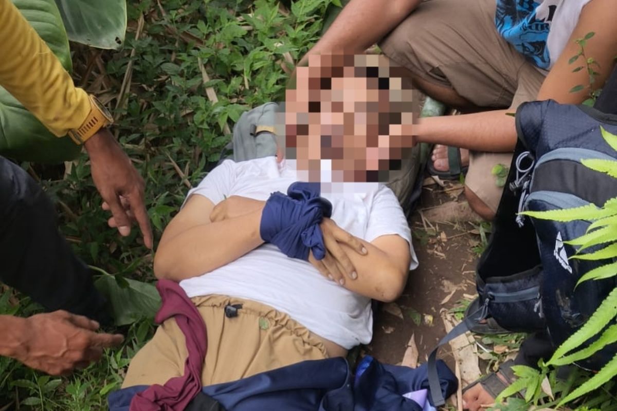 Pendaki asal Tangerang Selatan berinisial BD (40), diduga terpeleset hingga kejang dan meninggal dunia di Gunung Munara, Kecamatan Rumpin, Kabupaten Bogor, Sabtu (18/10/2025). Dok Polsek Rumpin