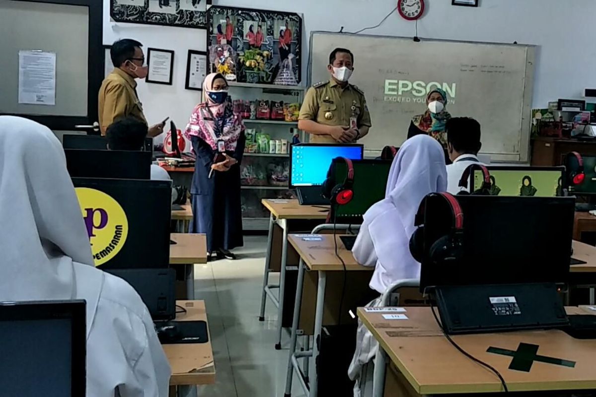 Wali Kota Jakarta Utara Ali Maulana Hakim melakukan peninjauan Pembelajaran Tatap Muka (PTM) terbatas di SMKN 12 Tanjung Priok, Jakarta Utara pada Senin (30/8/2021).