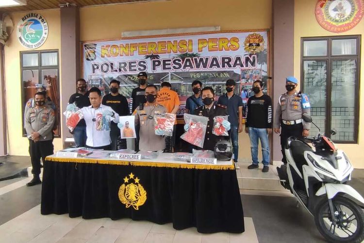 Konferensi pers pengungkapan kasus perampokan Alfamart Way Ratai, Kabupaten Pesawaran di Polres Pesawaran, Senin (12/9/2022). Pelaku mengaku mantan pegawai dan beraksi menggunakan seragam Alfamart.