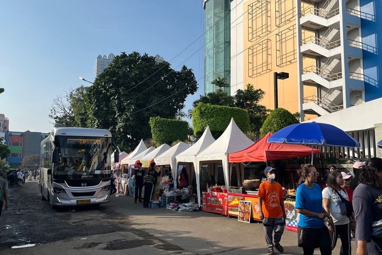 Biskita Trans Depok saat hendak masuk ke Terminal Depok pada car free day (CFD) Depok, Jalan Margonda Raya, Minggu (11/5/2025).