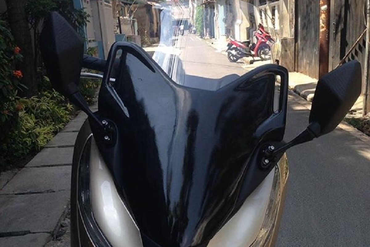 Salah satu Honda PCX dengan windshield aftermarket yang modelnya mirip dengan punya Forza