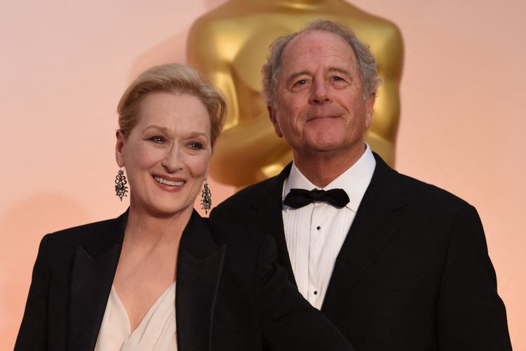 Actress Meryl Streep (L) and Don Gummer pose on the red carpet for the 87th Oscars on February 22, 2015 in Hollywood, California. AFP PHOTO/ MARK RALSTON (Photo by MARK RALSTON / AFP)