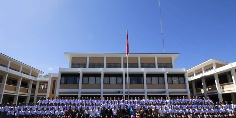 Siswa SMA Unggul Del sedang foto bersama di halaman sekolah.