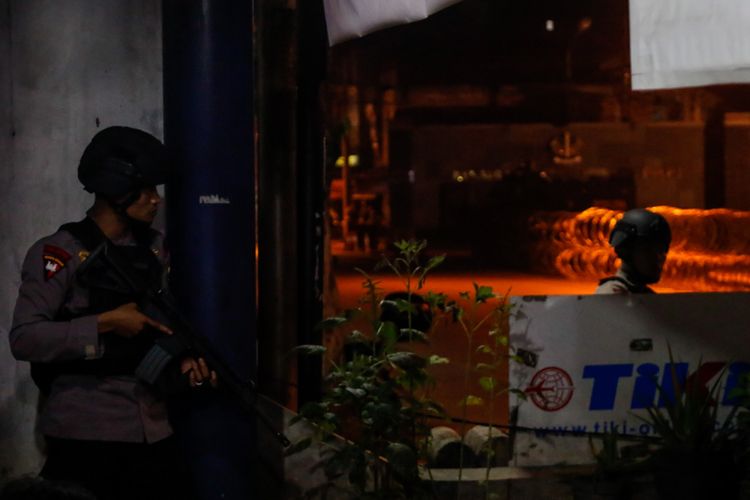 Sejumlah petugas berjaga pasca kerusuhan di Mako Brimob, Depok, Jawa Barat, Rabu (9/5/2018). Kerusuhan terjadi di dalam rutan yang ada di lokasi tersebut pada Selasa (8/5/2018) malam.