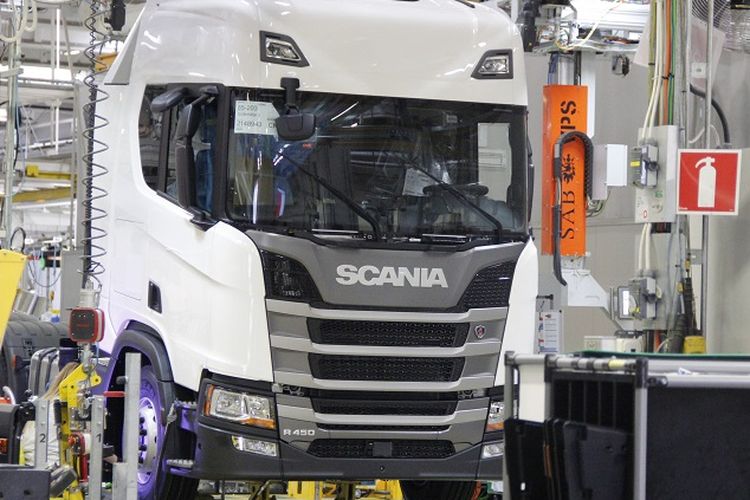 Sebuah truk Scania memasuki tahap akhir perakitan di pabrik Scania di Sodertalje, Swedia, 26 April 2018. Indonesia merupakan salah satu pasar potensial Scania.