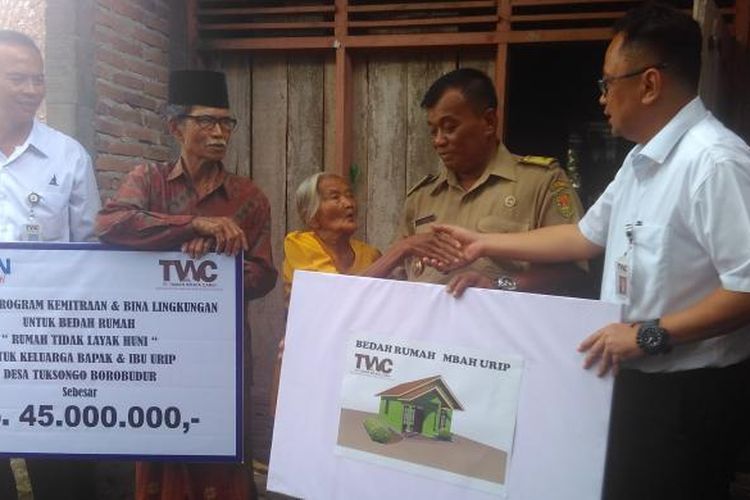 Direktur Utama PT TWCPRB Edi Setijono (paling kanan) menyerahkan bantuan kepada pasangan Mbah Urip dan Marto, kepada perwakilan keluarga, di rumanya di Dusun Tuksongo, Desa Tuksongo, Kecamatan Borobudur, Kabupaten Magelang, Selasa (14/2/2017).