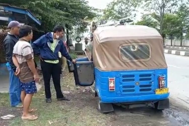 Bajaj pemudik mengalami kerusakan akibat menatrab trotoar setelah diduga sopirnya mengantuk di Pantura Brebes, Jawa Tengah, Jumat (29/4/2022)