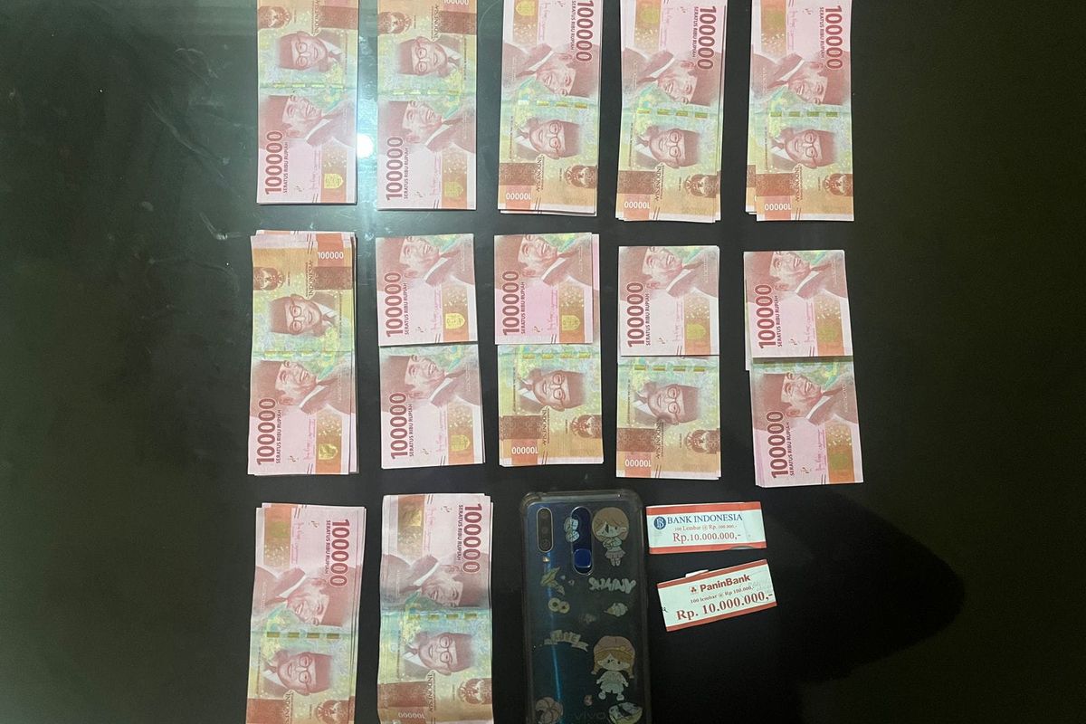Barang bukti uang palsu yang diedarkan pelaku BRG (26) di Pasar Malam kawasan Cipondoh, Kota Tangerang. Dari tangan pelaku, polisi mengamankan Rp 10,3 juta uang palsu.