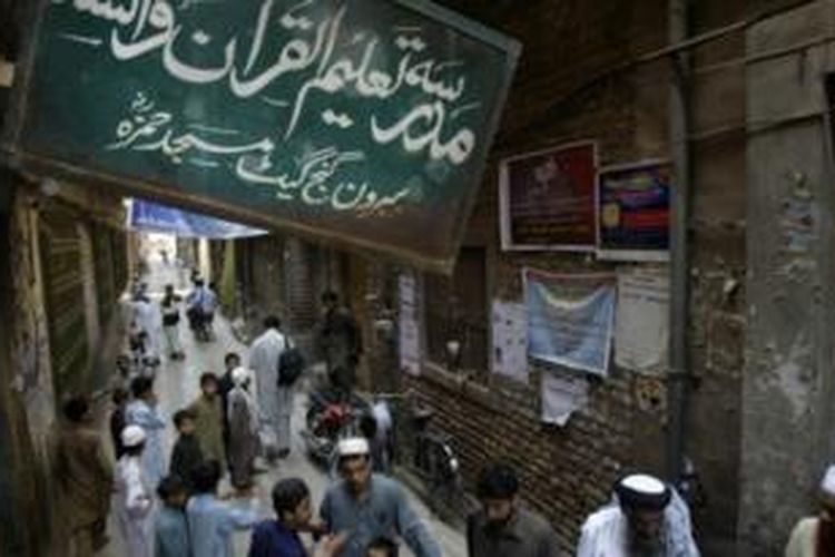 Madrasah Ganj di Peshawar, Pakistan masuk ke dalam daftar organisasi teroris setelah pemerintah AS menilai madrasah ini diketahui memberi bantuan kepada Taliban.