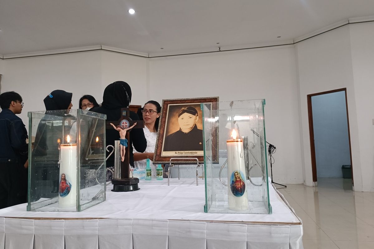 Suasana pesemayaman jenazah Hamzah Sulaiman di PUKJ, Kamis (24/4/2025)