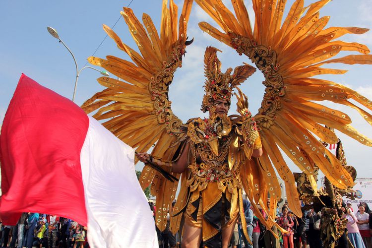 Salah satu Telent mempragakan baju carnaval di event International Culture Carnival 2017 di Batam. Kedepan event ini akan dijadikan event tahunan untuk menarik wisatawan Asing berkunjung ke Batam