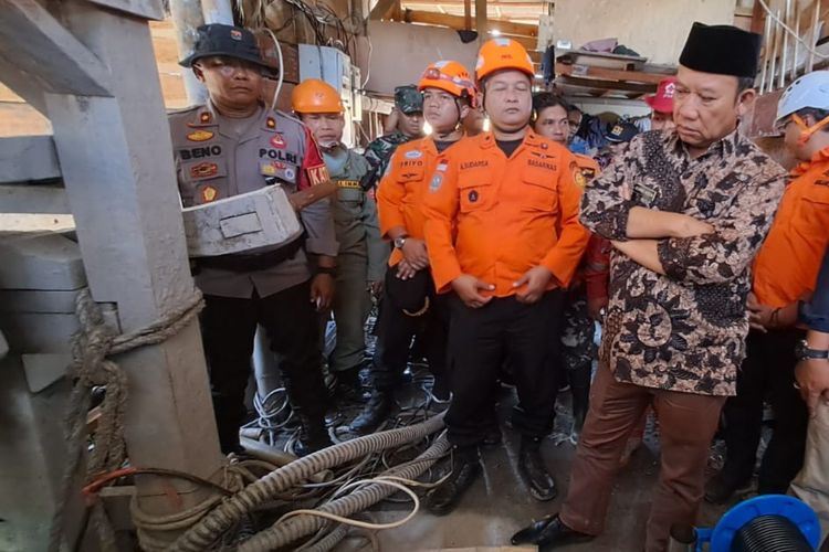 Bupati Banyumas Achmad Husein mengecek lokasi lubang galian tambang emas ilegal Desa Pancurendang, Kecamatan Ajibarang, Kabupaten Banyumas, Jawa Tengah, Kamis (27/7/2023).