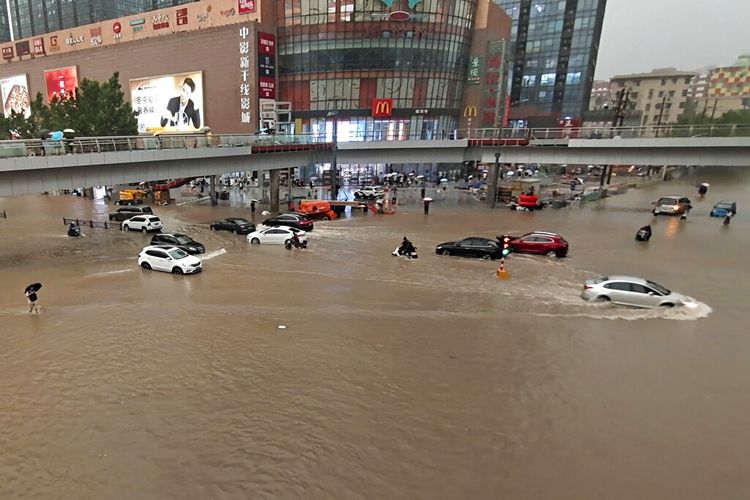 Banyak kendaraan terendam banjir setelah hujan lebat di kota Zhengzhou, provinsi Henan, China pada Selasa (20/7/2021). Banjir bandang melanda China tengah menyusul hujan lebat yang tidak biasa, dengan sistem kereta bawah tanah di kota Zhengzhou dibanjiri air yang deras.